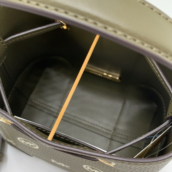 MICHAEL KORS
Mercer Small Logo Embossed Leather Bucket Bag
COLOR OLIVE
NWT - Picture 11 of 16